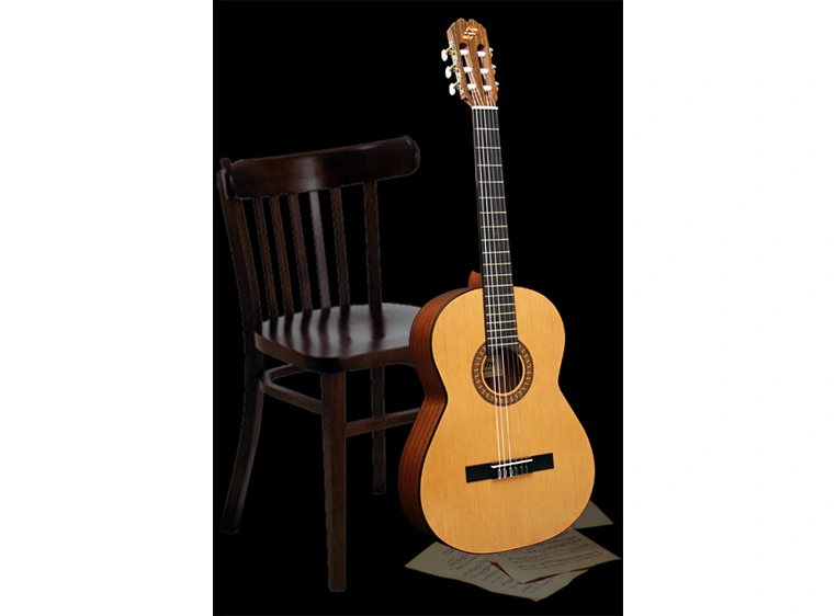 Admira JUANITA-EC Klassisk gitar med mik, cutaway 